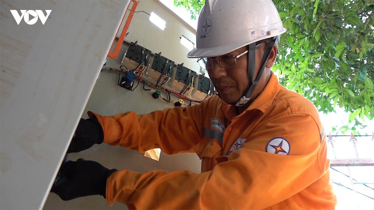 Chạy đua với thời gian khôi phục hệ thống điện ở Thái Nguyên sau lũ lụt